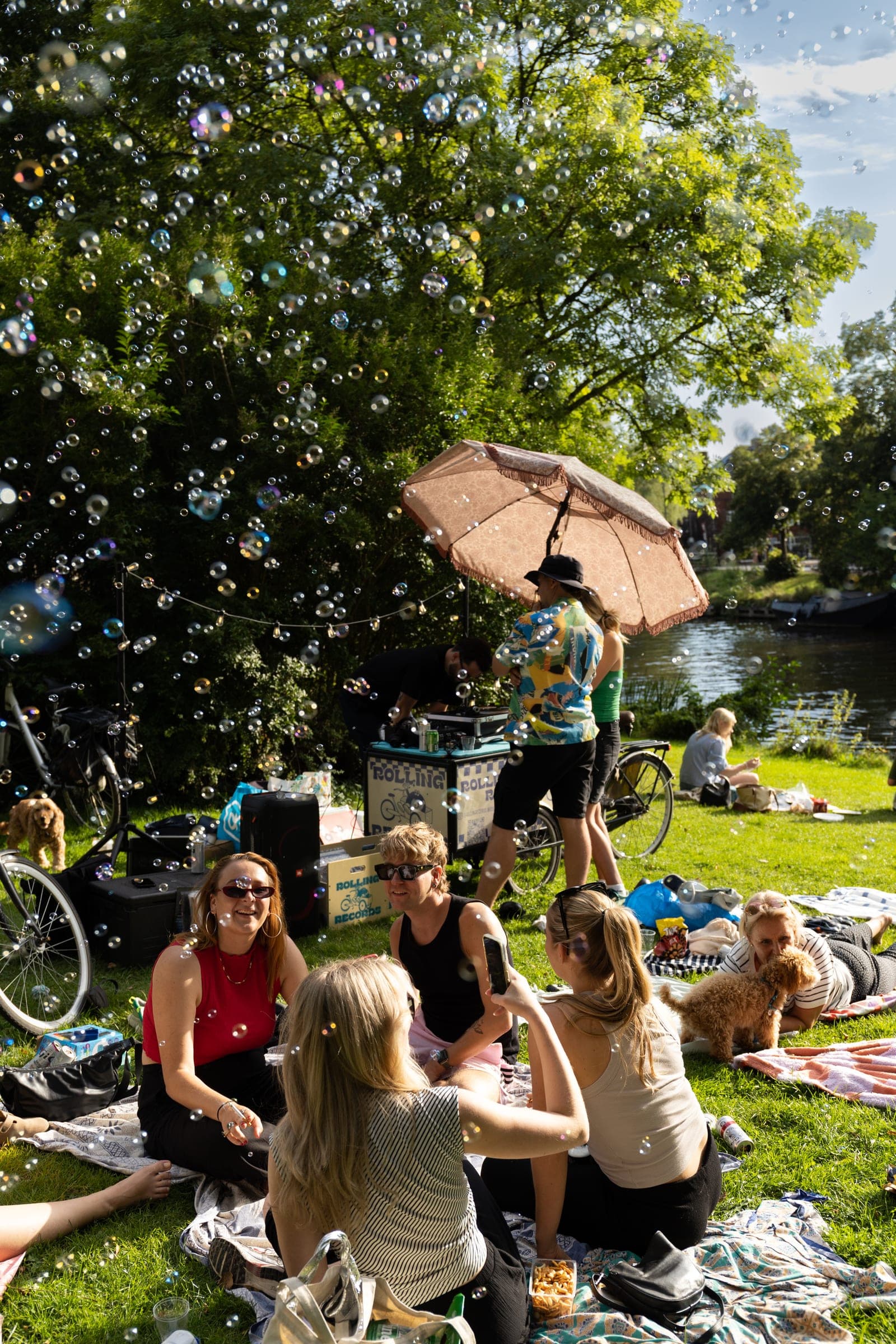 Bakfiets met platenspelers op een zomers evenement