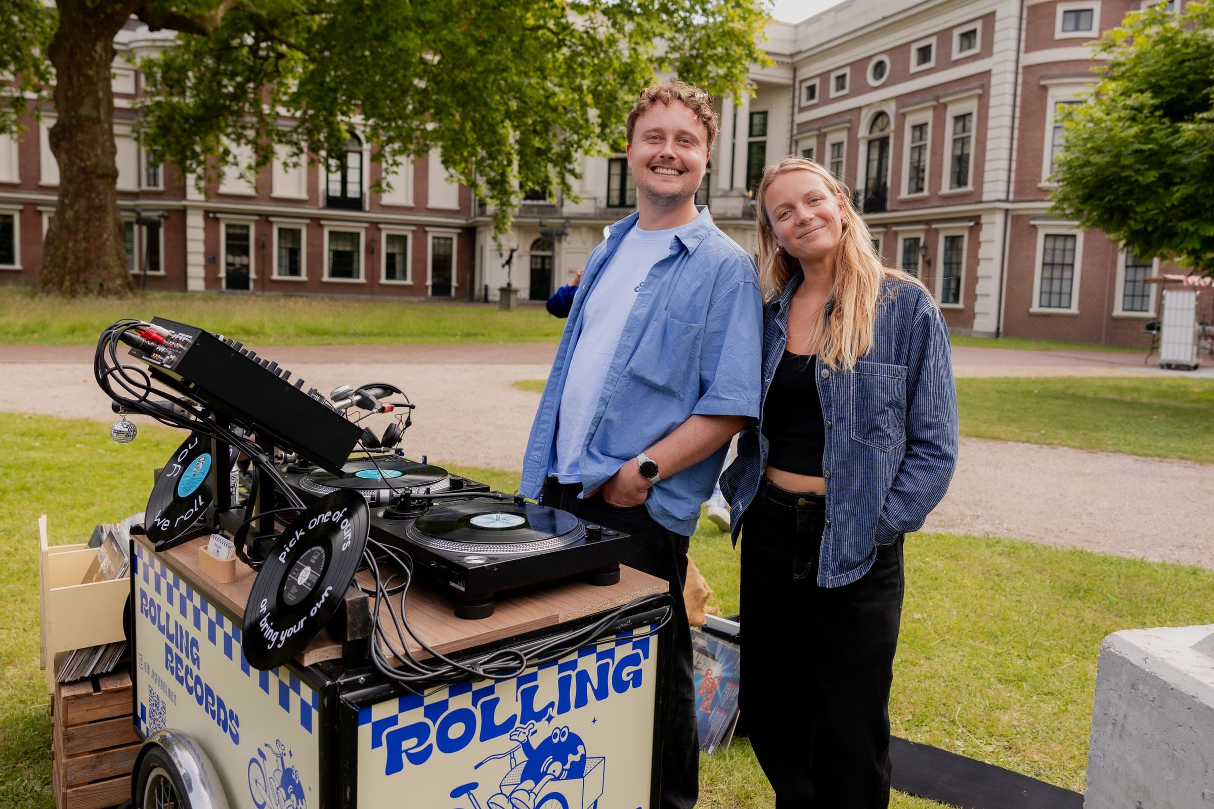 Doortje en Kenneth bij de Rolling Records bakfiets